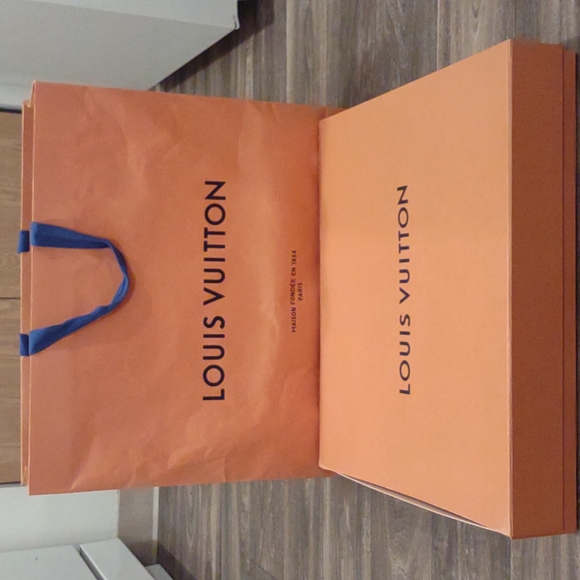 Authentic Louis Vuitton garment box and bag - Picture 16 of 16